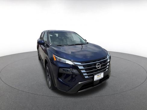 Used 2025 Nissan Rogue SV FWD image 2