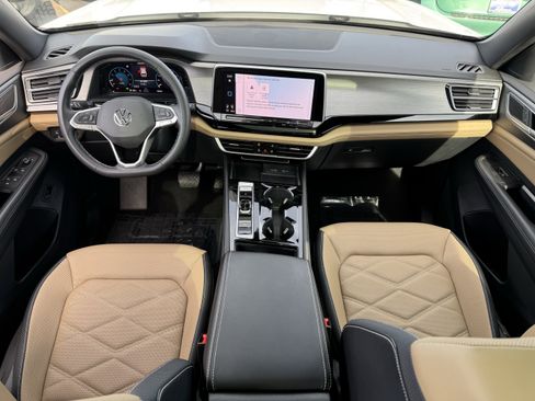 Used 2024 Volkswagen Atlas Cross Sport SE w/ Panoramic Sunroof Package image 32