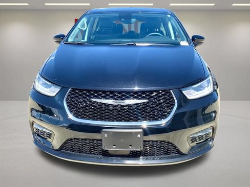 Used 2024 Chrysler Pacifica Touring-L FWD image 3