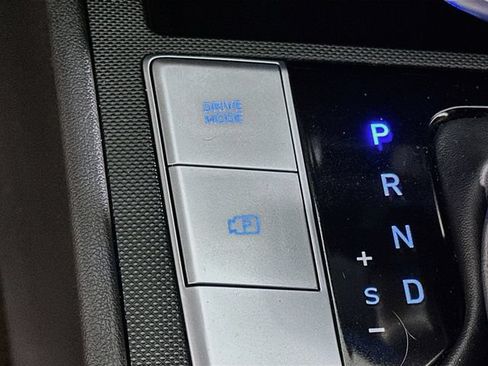Used 2022 Hyundai Elantra SE FWD image 18