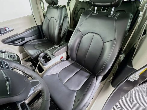 Used 2023 Chrysler Pacifica Touring-L FWD image 18