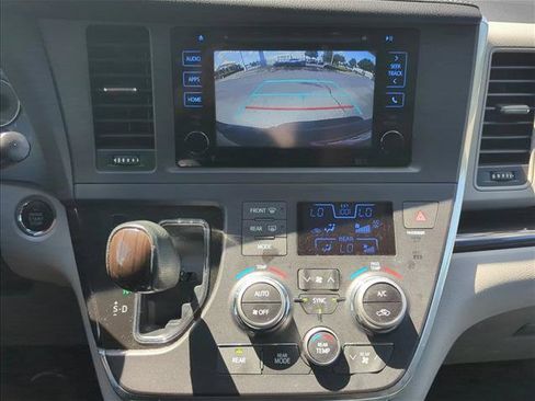 Used 2015 Toyota Sienna XLE Premium FWD image 20