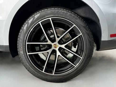 Certified 2025 Porsche Macan AWD/4WD image 33