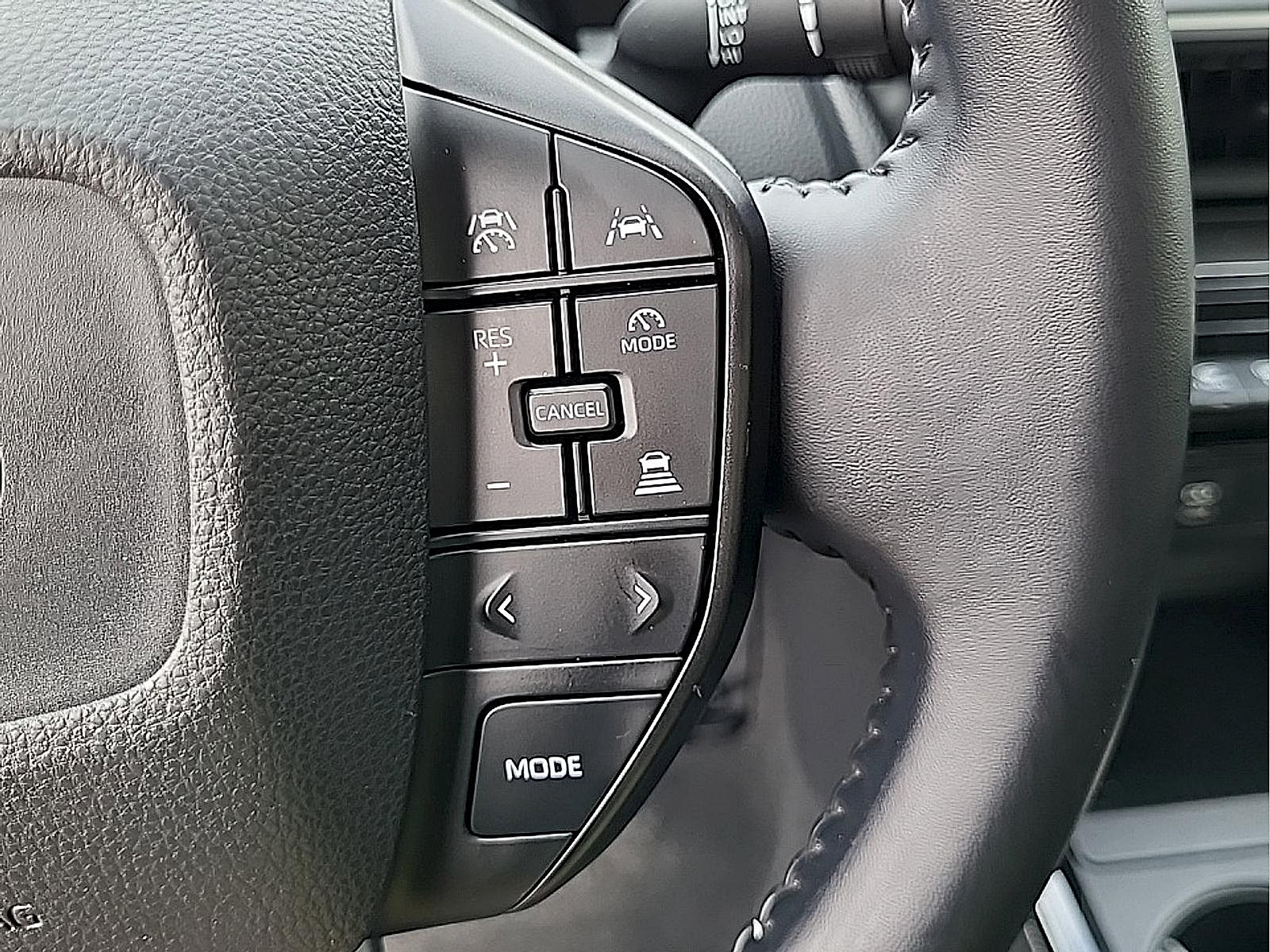Used 2025 Toyota Prius LE FWD image 18