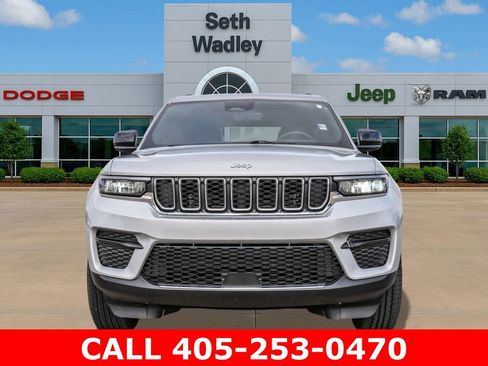 Used 2025 Jeep Grand Cherokee Laredo w/ Luxury Tech Group I AWD/4WD image 2