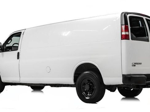 Used 2017 Chevrolet Express 2500 Extended image 4