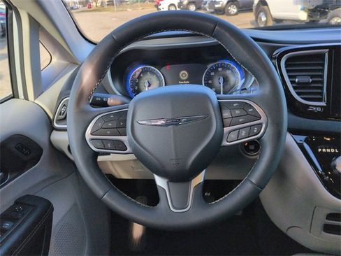 Certified 2024 Chrysler Pacifica Touring-L image 18