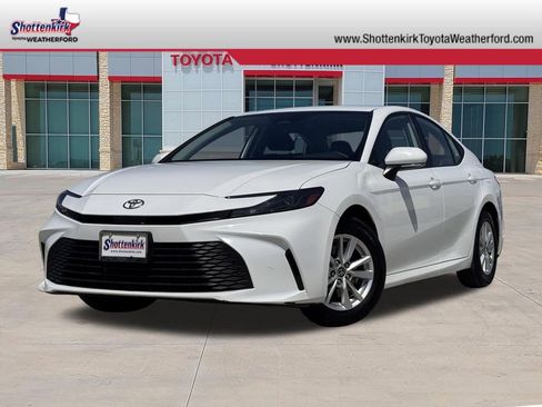 Used 2025 Toyota Camry LE image 1