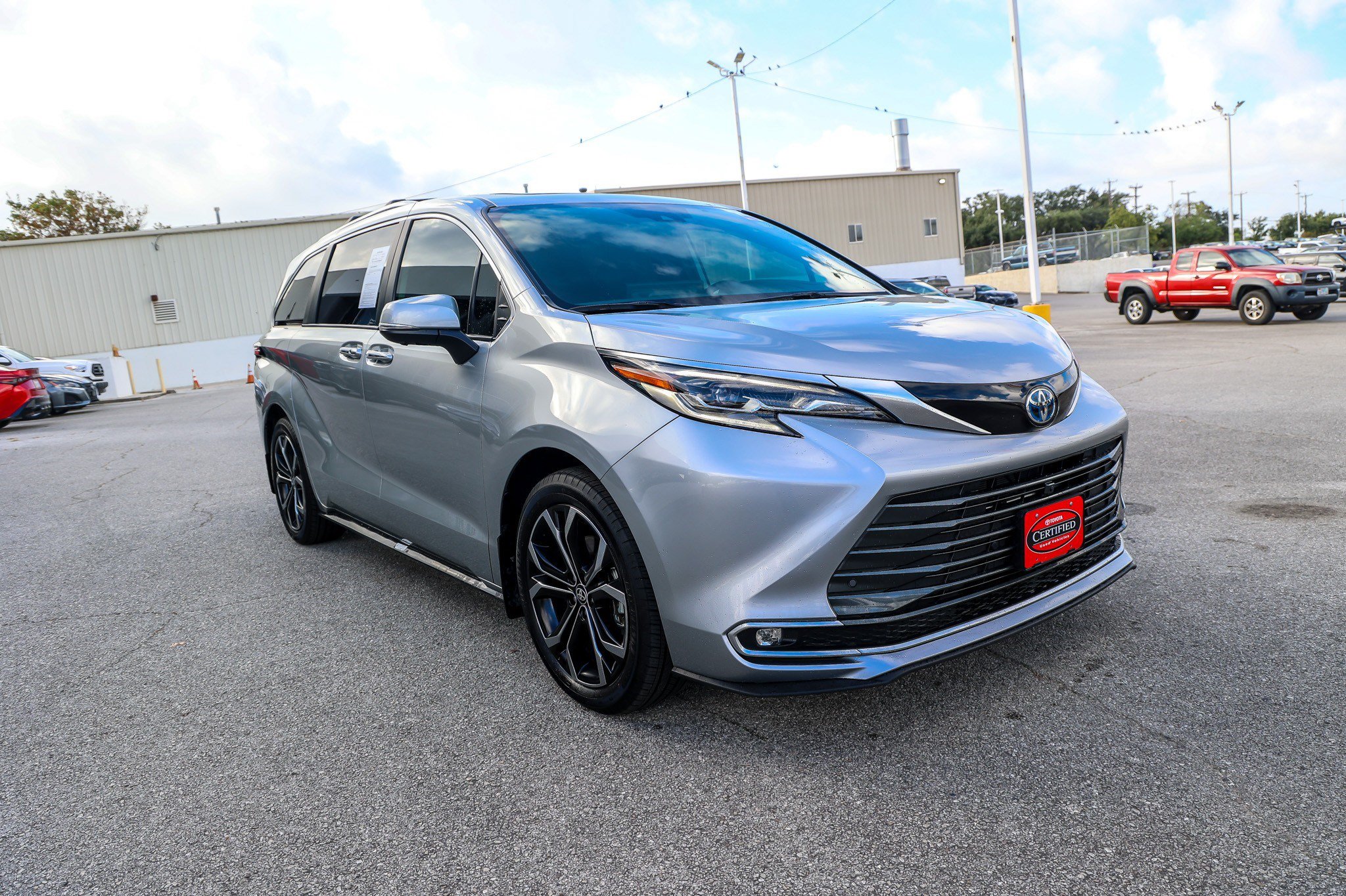Certified 2025 Toyota Sienna Platinum FWD image 5