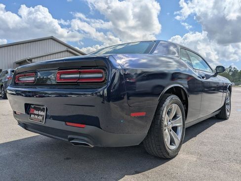 Used 2016 Dodge Challenger SXT image 6