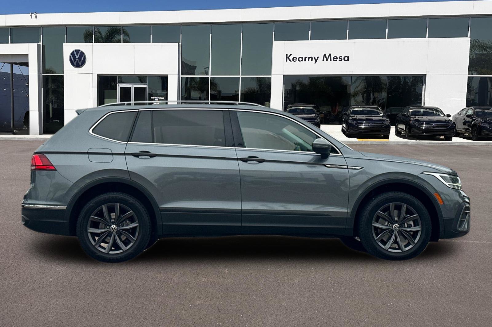 Used 2023 Volkswagen Tiguan SE FWD image 3
