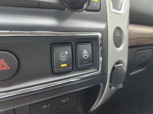 Used 2021 Nissan Titan SL w/ Moonroof Package AWD/4WD image 11