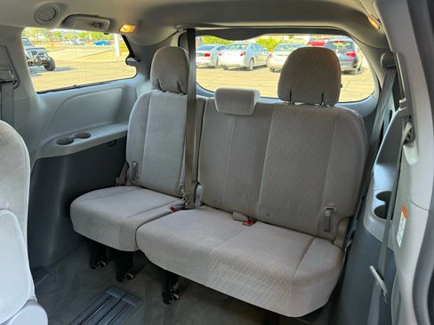 Used 2018 Toyota Sienna LE image 21