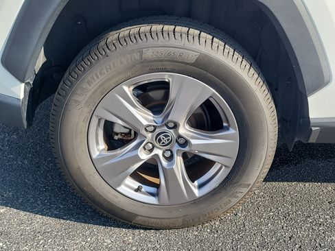 Used 2022 Toyota RAV4 LE AWD/4WD image 10