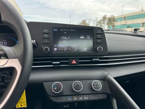 Used 2025 Hyundai Elantra SE image 12