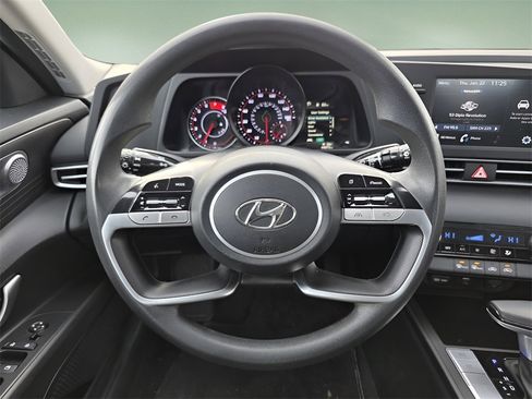 Used 2022 Hyundai Elantra SEL image 21