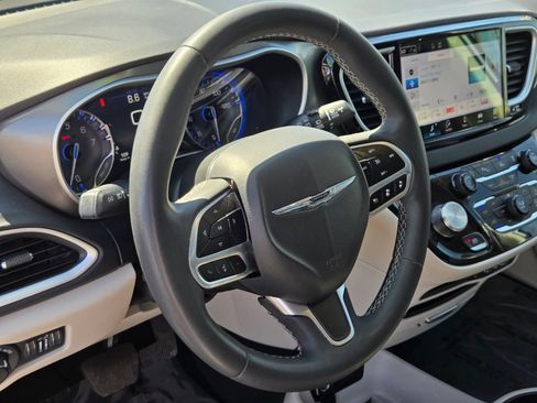 Used 2024 Chrysler Pacifica Touring-L FWD image 19