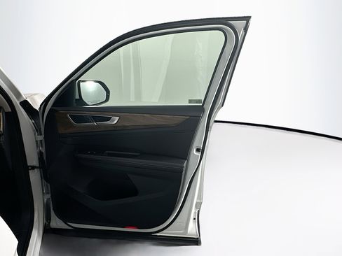 Used 2025 Volkswagen Atlas SE image 34