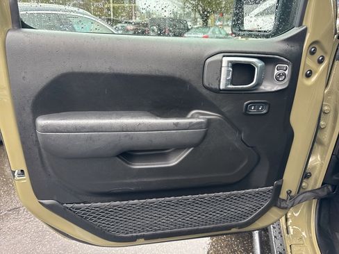 Used 2025 Jeep Wrangler Rubicon image 19