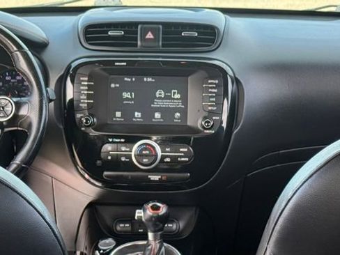 Used 2018 Kia Soul ! FWD image 16