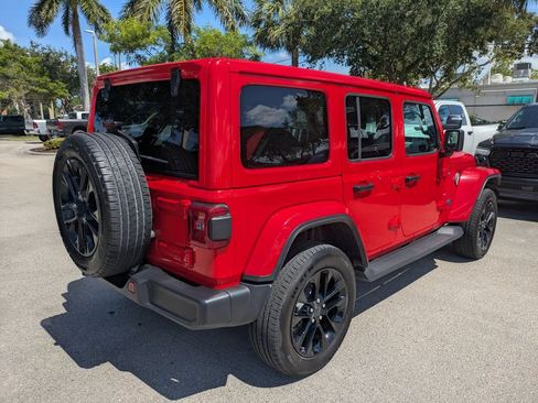 Used 2025 Jeep Wrangler Unlimited Sahara AWD/4WD image 6