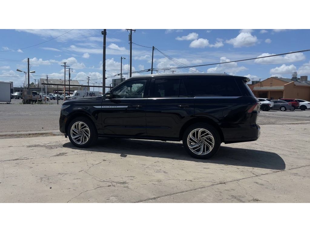 Used 2025 Lincoln Navigator Reserve AWD/4WD image 8