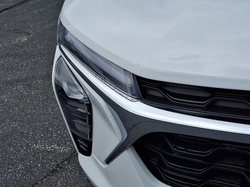 Used 2024 Chevrolet Trax LT w/ Sunroof Package FWD image 10