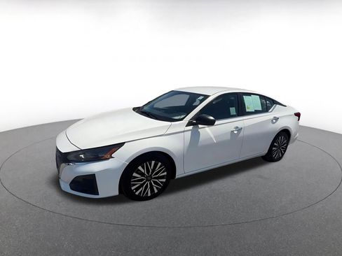 Used 2025 Nissan Altima 2.5 SV FWD image 8