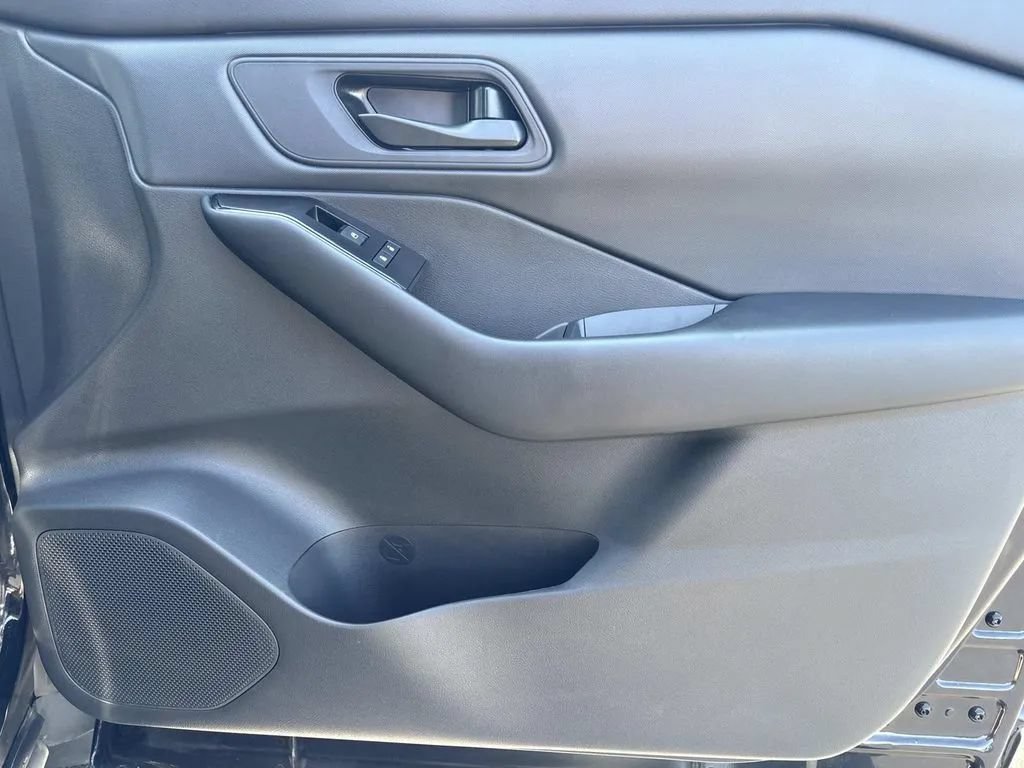 Used 2025 Nissan Rogue S FWD image 22
