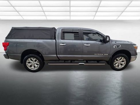 Used 2017 Nissan Titan SV image 6