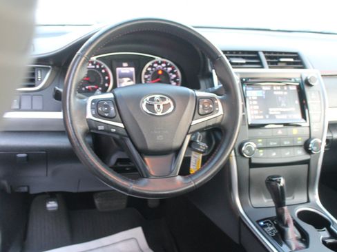 Used 2017 Toyota Camry SE w/ Moonroof Package FWD image 18