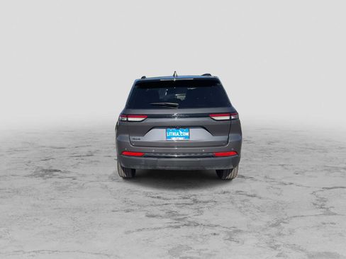 Used 2024 Jeep Grand Cherokee Altitude image 7