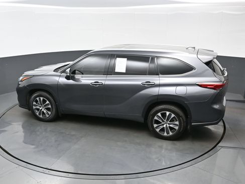 Used 2022 Toyota Highlander XLE AWD/4WD image 35
