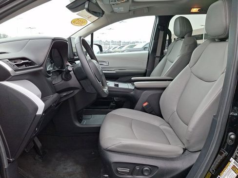 Certified 2025 Toyota Sienna XLE image 12
