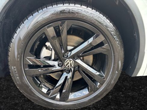 Used 2024 Volkswagen Tiguan SE R-Line AWD/4WD image 9
