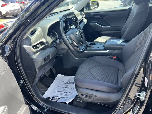Used 2024 Toyota Highlander LE FWD image 16