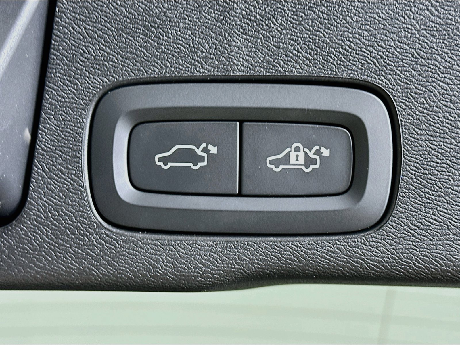 Certified 2024 Volvo XC60 B5 Plus w/ Climate Package AWD/4WD image 40