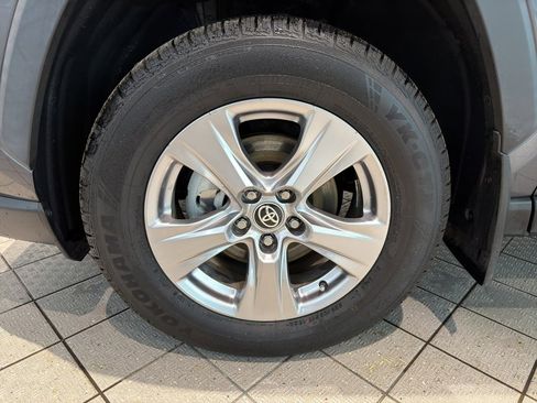 Used 2022 Toyota RAV4 XLE image 9