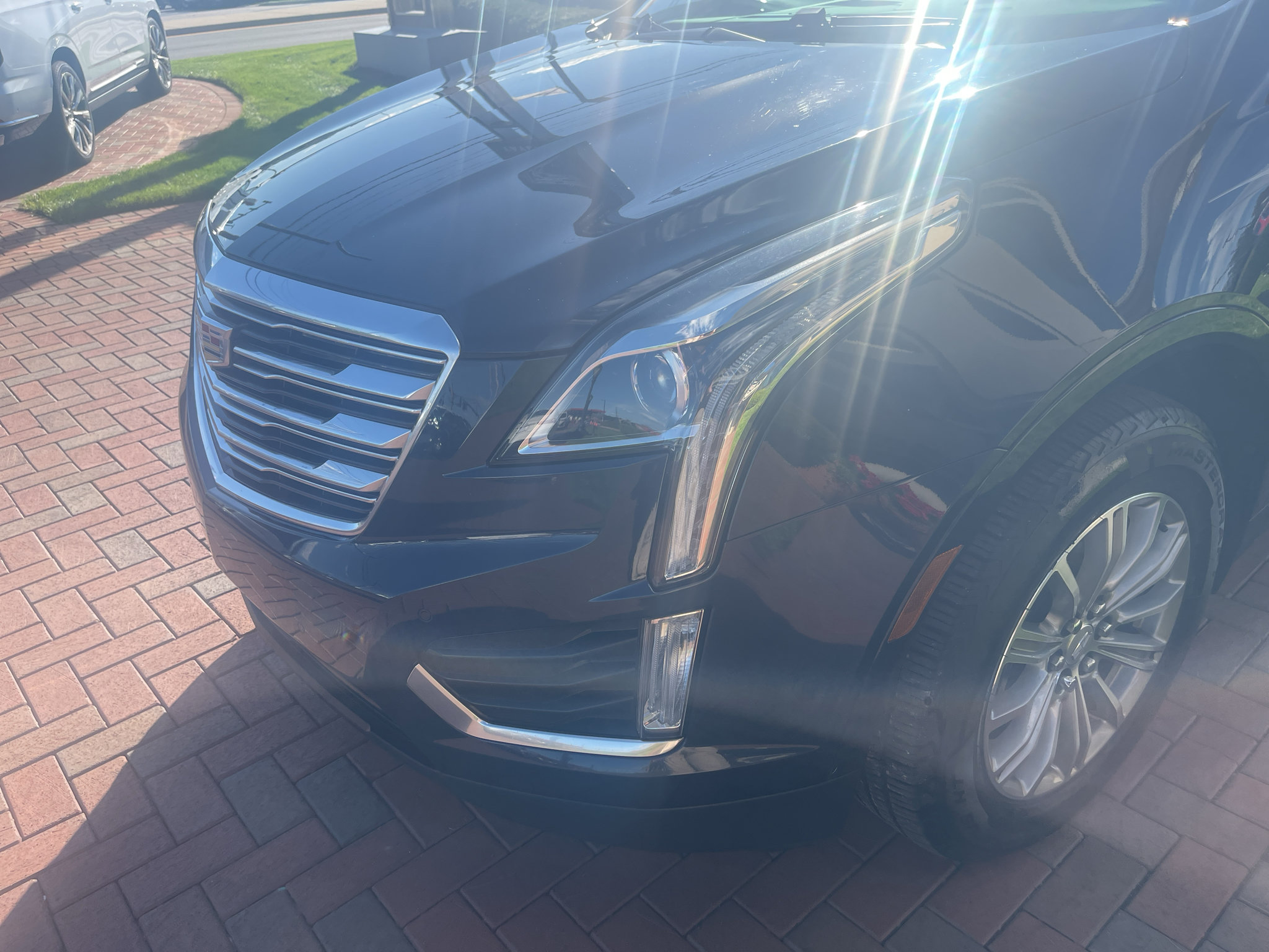 Used 2017 Cadillac XT5 Luxury w/ Driver Awareness Package AWD/4WD image 2
