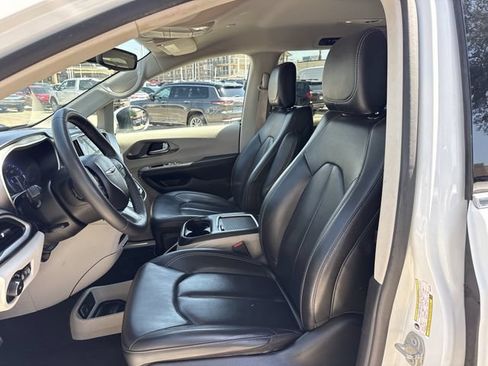 Used 2023 Chrysler Pacifica Touring-L FWD image 23