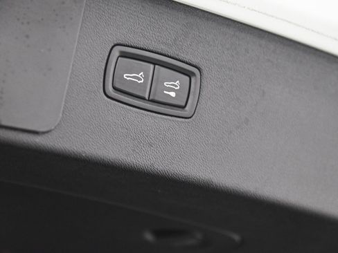 Used 2022 Porsche Cayenne Platinum Edition image 40