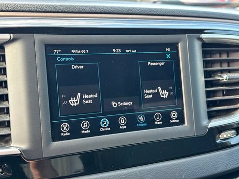 Used 2018 Chrysler Pacifica Touring-L FWD image 18