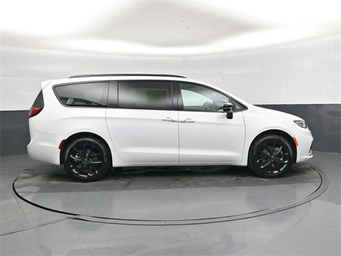 New 2026 Chrysler Pacifica Select image 2