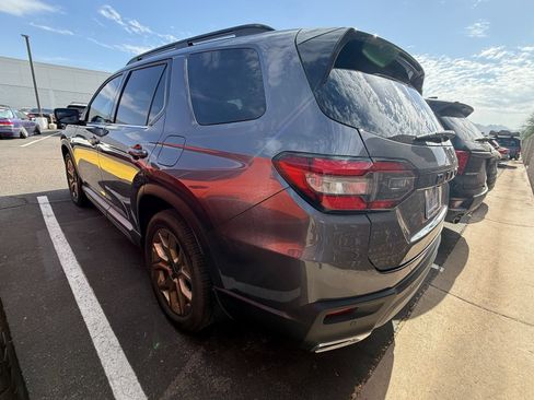 Used 2024 Honda Pilot Touring image 3