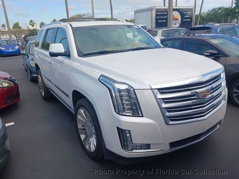 Used 2016 Cadillac Escalade Platinum RWD image 2