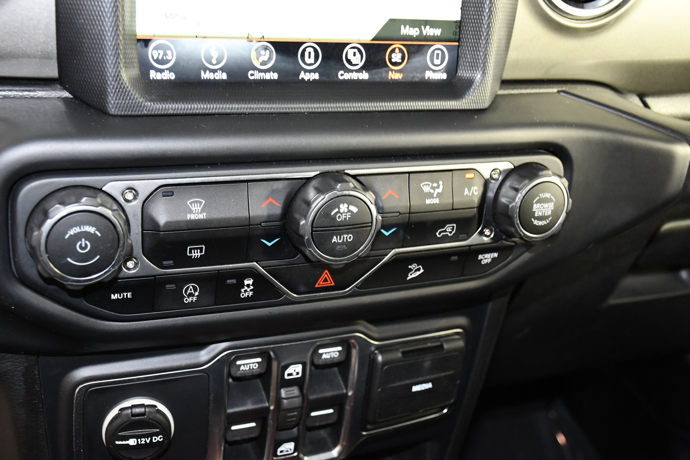 Used 2018 Jeep Wrangler Unlimited Sahara AWD/4WD image 29