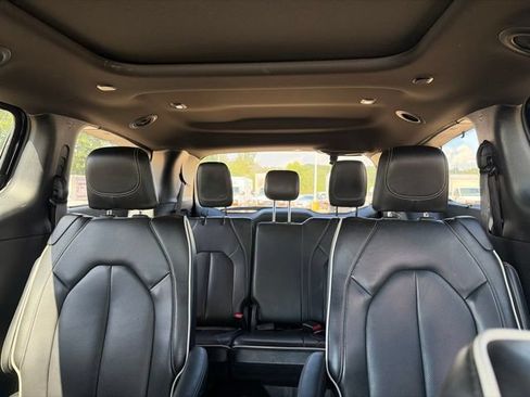Used 2025 Chrysler Pacifica Limited FWD image 16