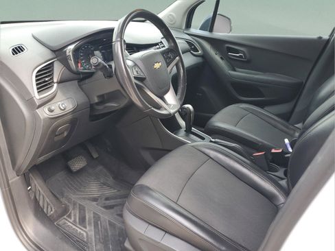 Used 2020 Chevrolet Trax LT w/ Sun & Sound Package FWD image 14