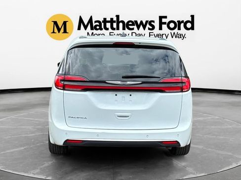 Used 2025 Chrysler Pacifica Select FWD image 4