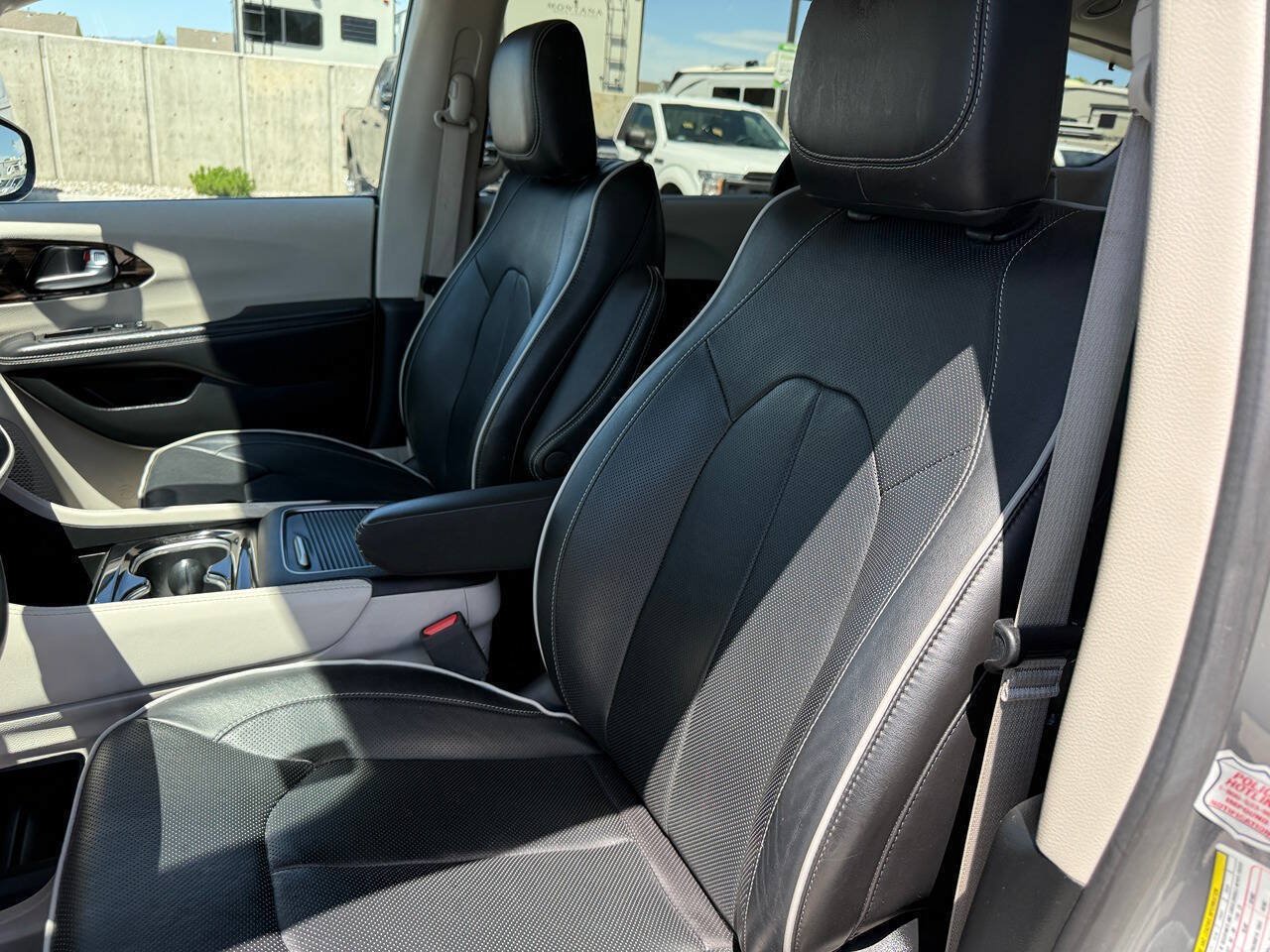Used 2023 Chrysler Pacifica Limited FWD image 18